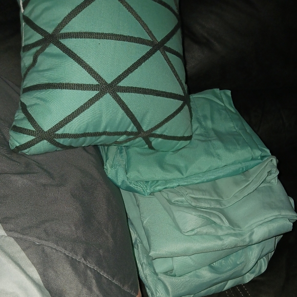 Multicolor Bedding Set - Picture 2 of 4